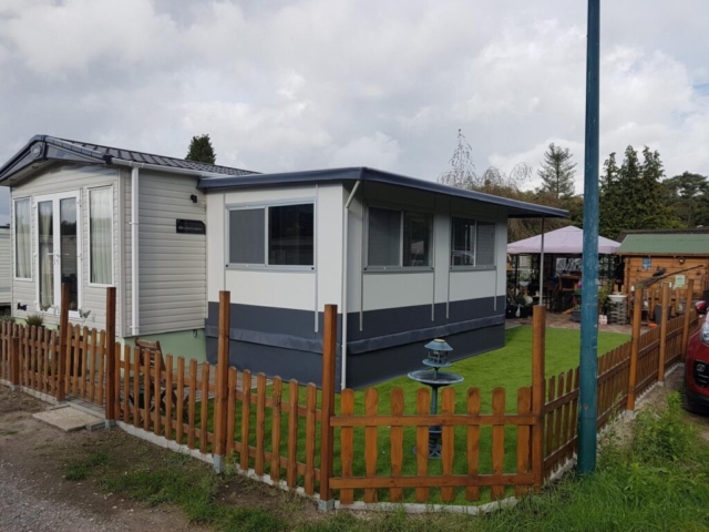 Tent met schuifbaar dubbelglas inzethoorn op hoge vlonder met flap