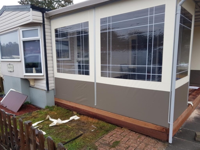 Tent met vaste linkse wand onder luifel