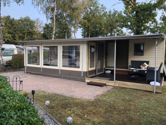 Tent met doorlopende vlonder onder luifel