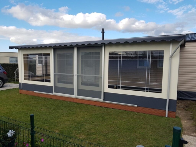Tent met hordeuren en houtafwerking buitenkant vlonder.