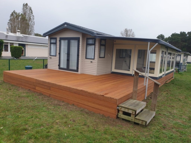 Caravan geheel ingebouwd met terrasvloer en voortent