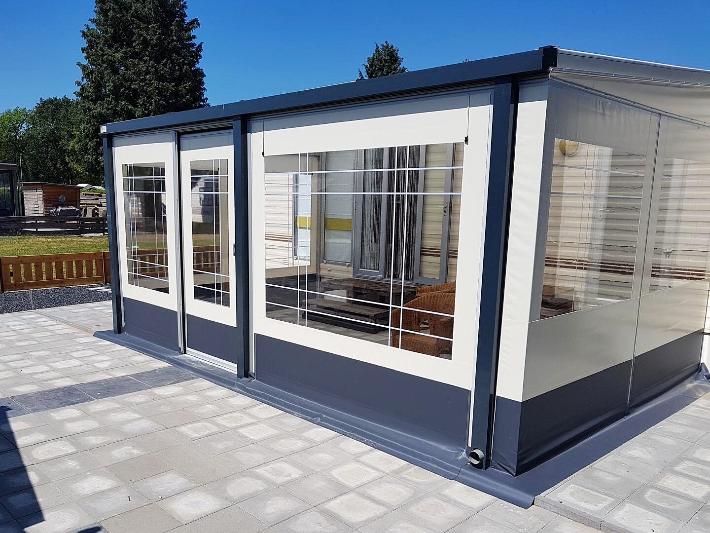 Moderne wintervaste voortent met grote ramen